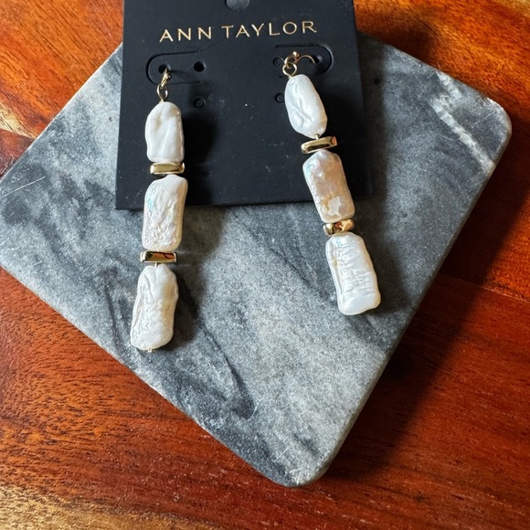 NEW Ann Taylor Linear Pearl Drop Earrings, gold, freshwater pearl - Picture 8 of 9